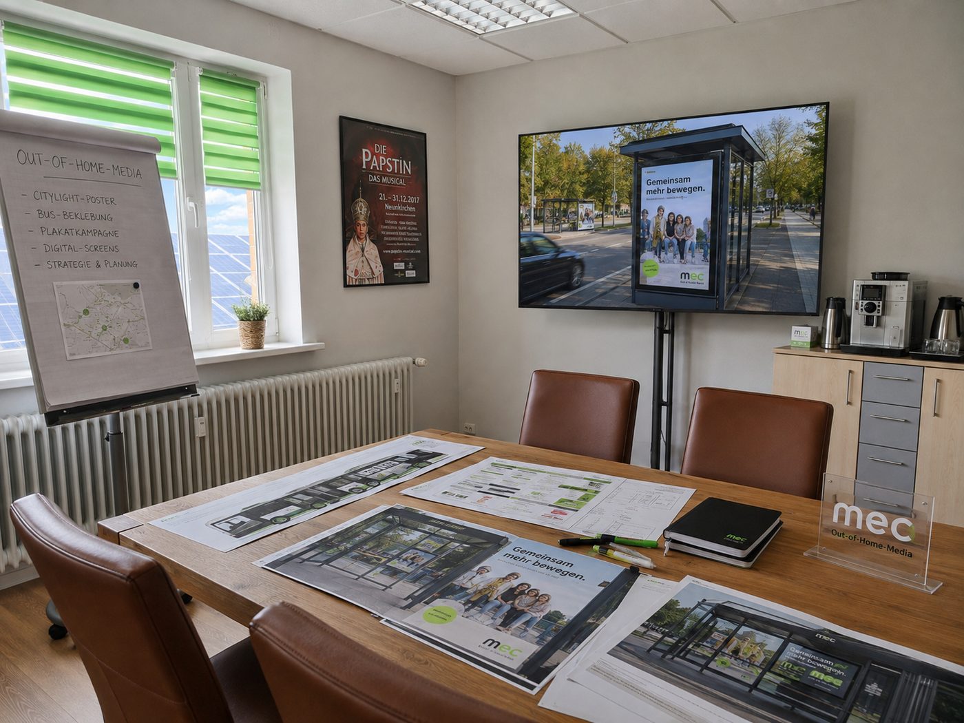 Besprechungsraum mit Bus- und Citylight-Werbemotiven