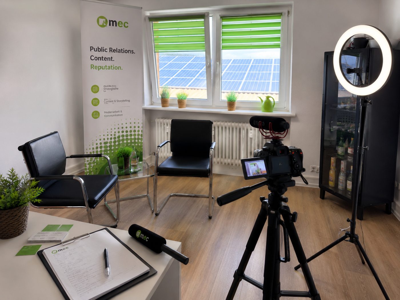 Interview-Setup mit Kamera und PR-Roll-up bei mec