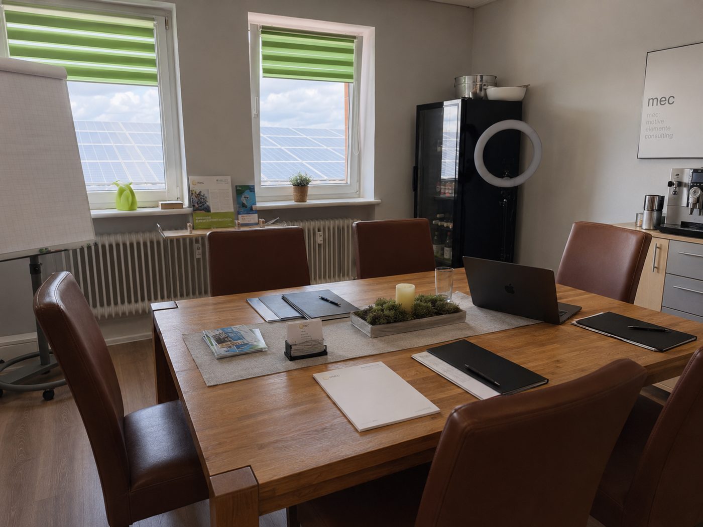Besprechungsraum bei mec mit Laptop und Unterlagen